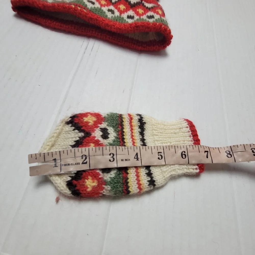 VINTAGE Handmade Hat And Mittens Set